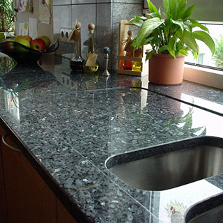 Polierte Granitarbbeitsplatte Küche natursteinwolf